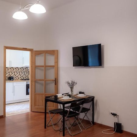 Cozy Apartment In Akacfa Street Budapest Eksteriør billede