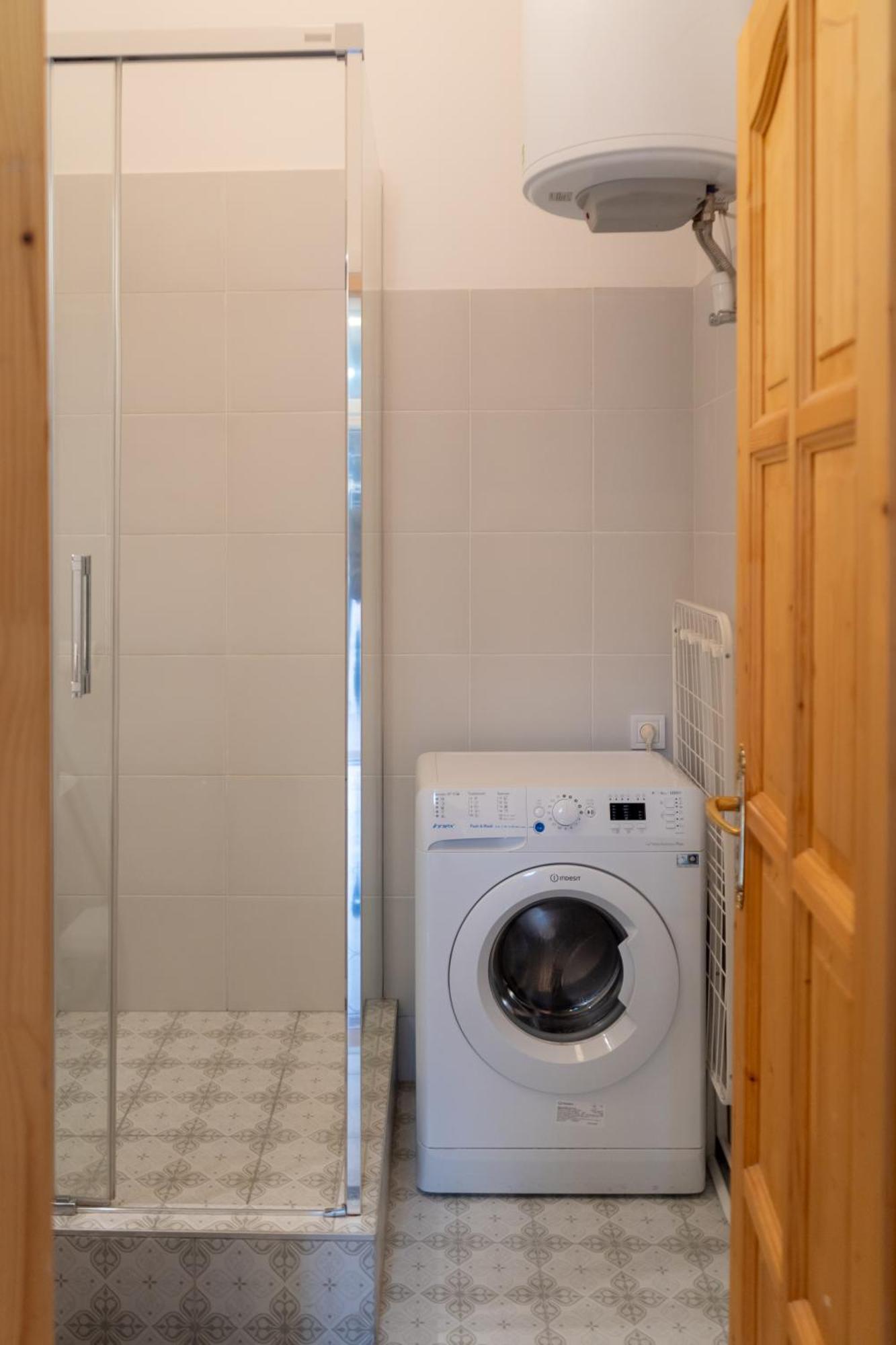 Cozy Apartment In Akacfa Street Budapest Eksteriør billede