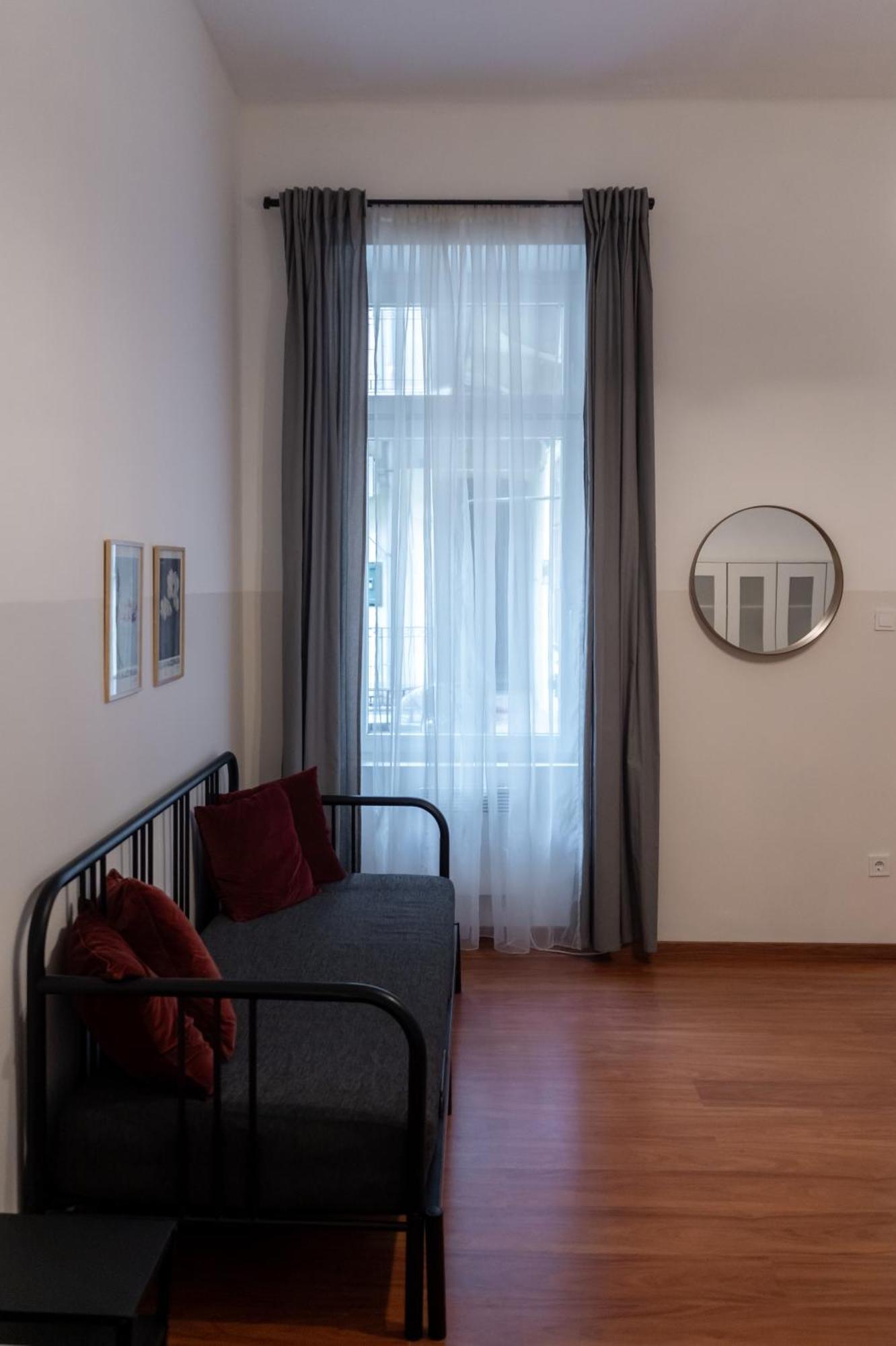 Cozy Apartment In Akacfa Street Budapest Eksteriør billede