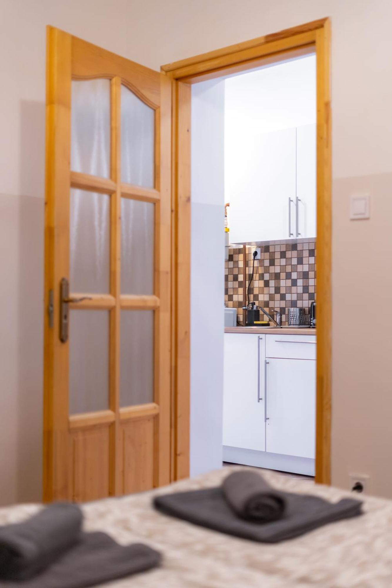Cozy Apartment In Akacfa Street Budapest Eksteriør billede